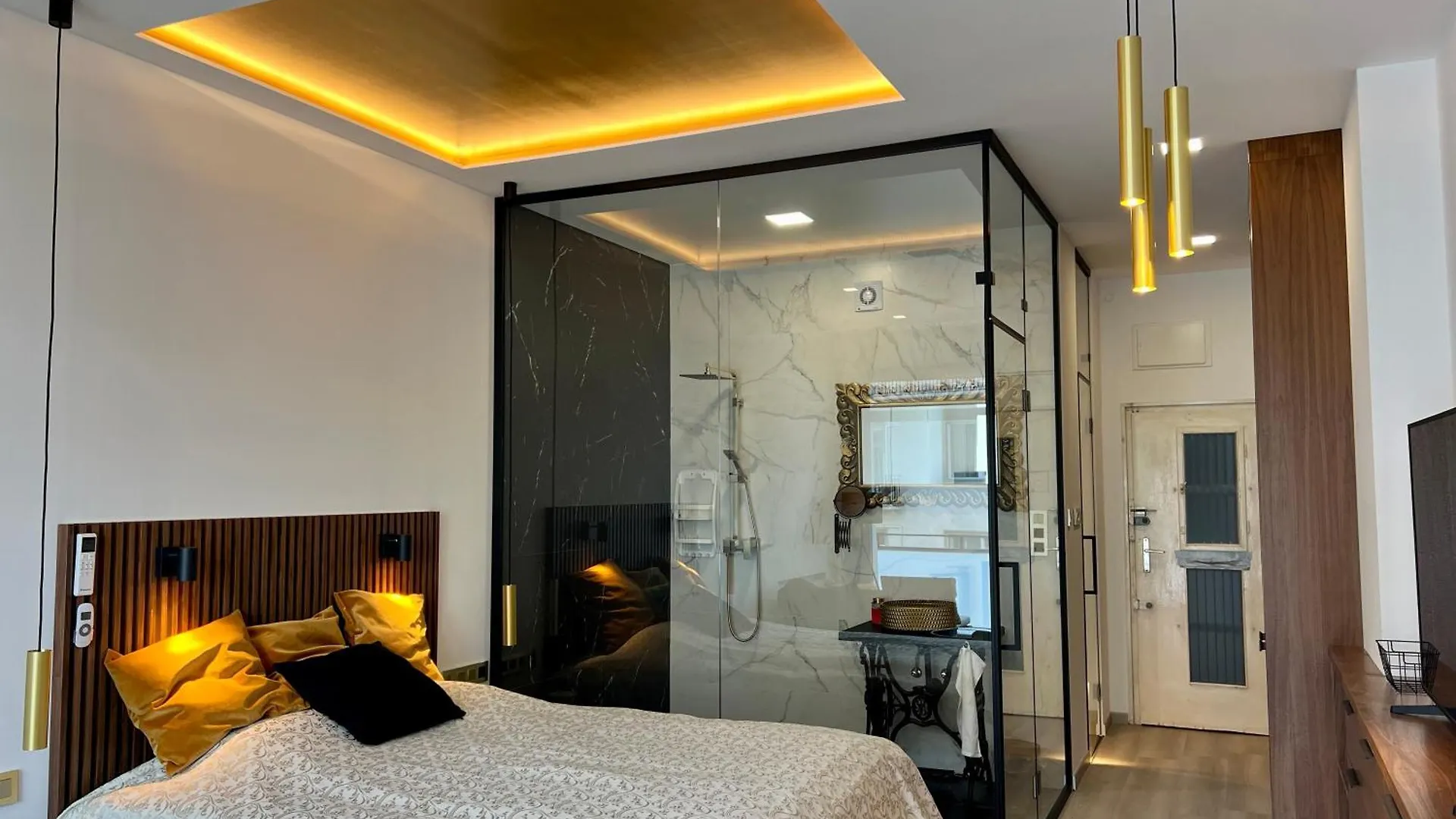 Golden Studio At Erzsebet Bridge Budapest